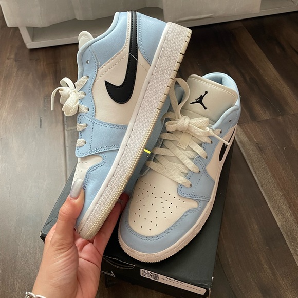 Nike Jordan 1 Low GS - Picture 2 of 4